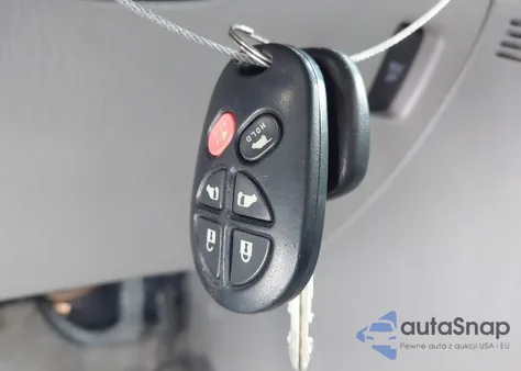 2010 Toyota Sienna Xle z USA, uszkodzony, nr VIN 5TDYK4CC6AS294304